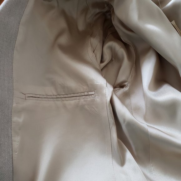 Claiborne Men's Easy Care Beige Herringbone pattern Blazer RN52003Size 36R - Picture 8 of 13